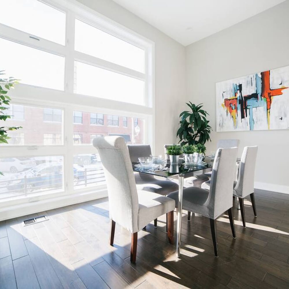 Magnificent NEW Home w 8 Beds Free Parking