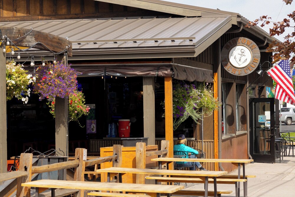 10min to Downtown Bend Chic 2bdr