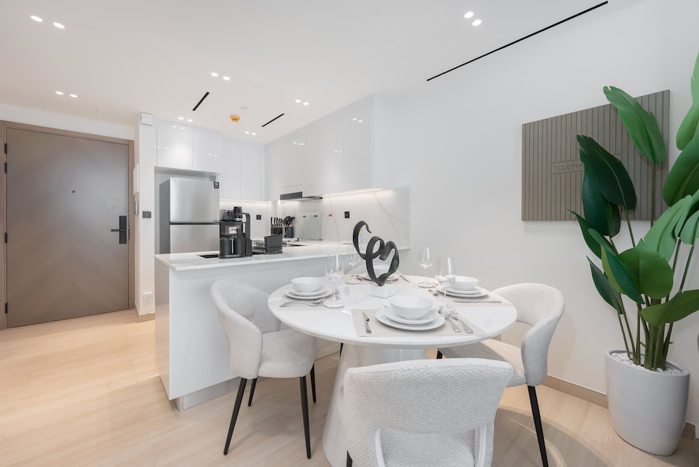 Lovely Apartment in Binghatti Corner That Sleeps 4