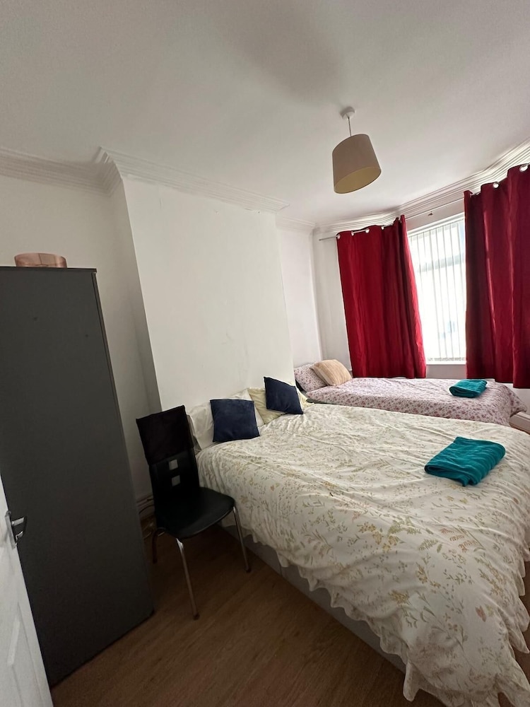 4 Bed House - Sleeps 10 - Garden - Parking - Wifi