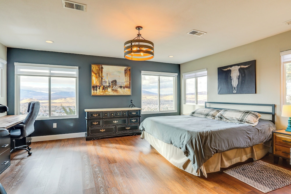 Mtn-view Haven w/ Hot Tub! 28 Mi to Mt Rose Ski