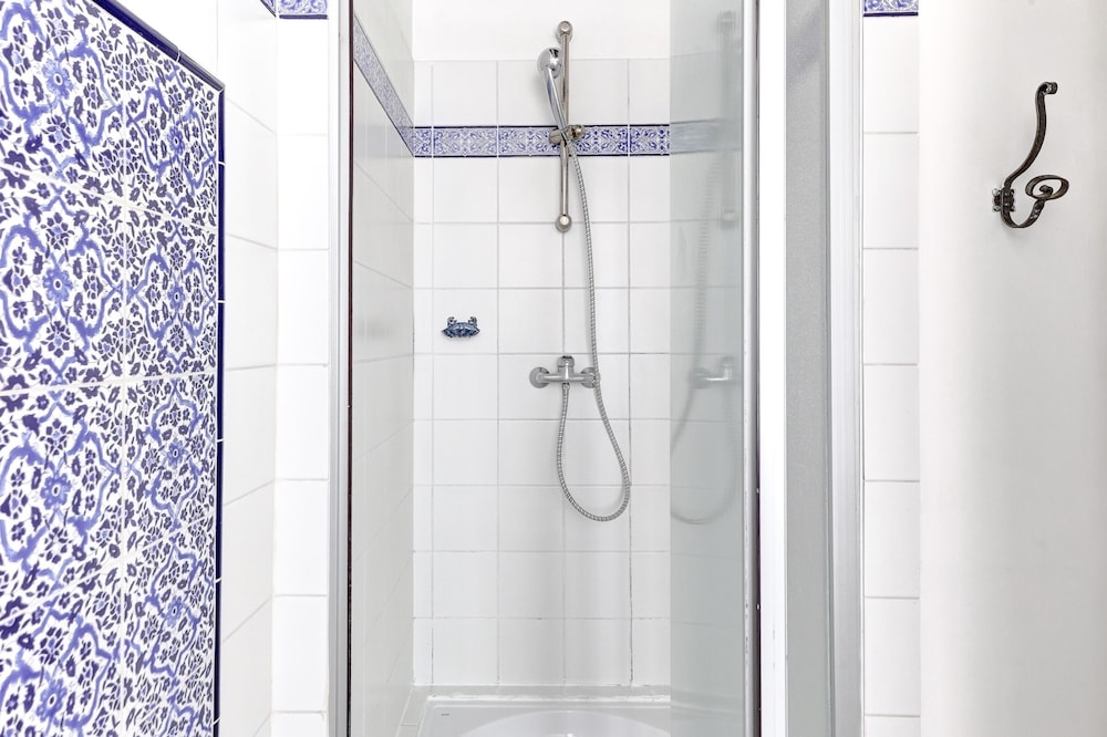 Charming 1BR Near Latin Quarter