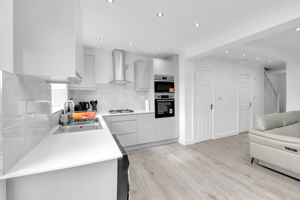 4 Bed - Sleeps 8 - Free Parking - Garden