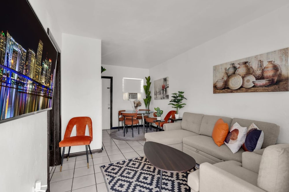 Triplex With 3 Bedrooms 6 Min Beach Free Parking