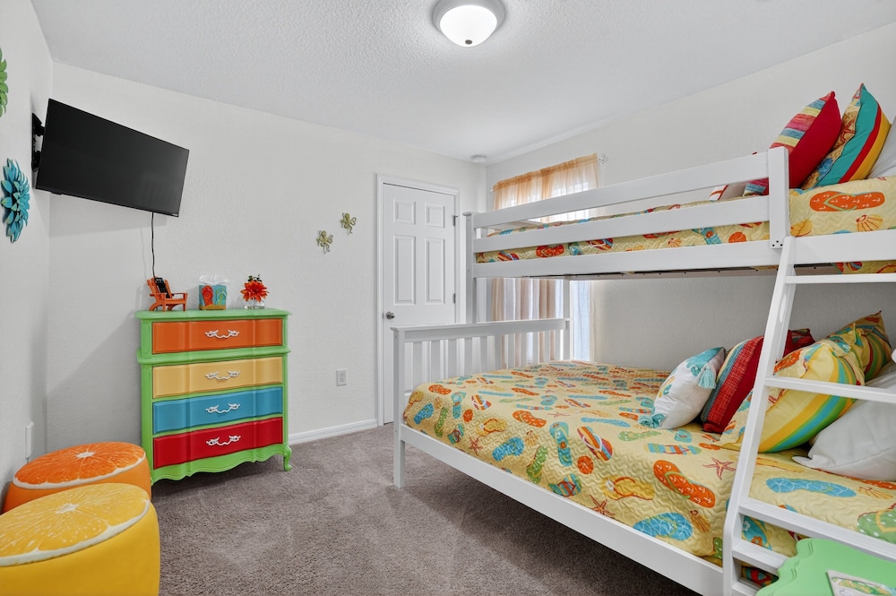 Spacious 4br Retreat With Heated Pool & Spa 4 Bedroom Home