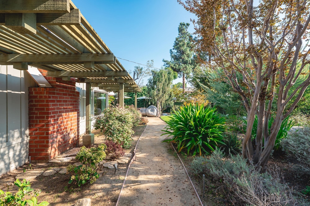 Bright Family Getaway Large Backyard Oasis Patio