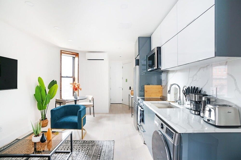48 Midtown West Apt