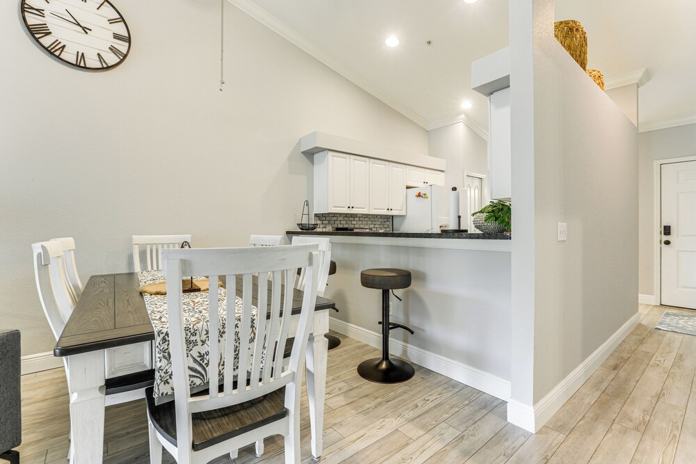 Lake View & Screened Balcony: Estero Getaway!