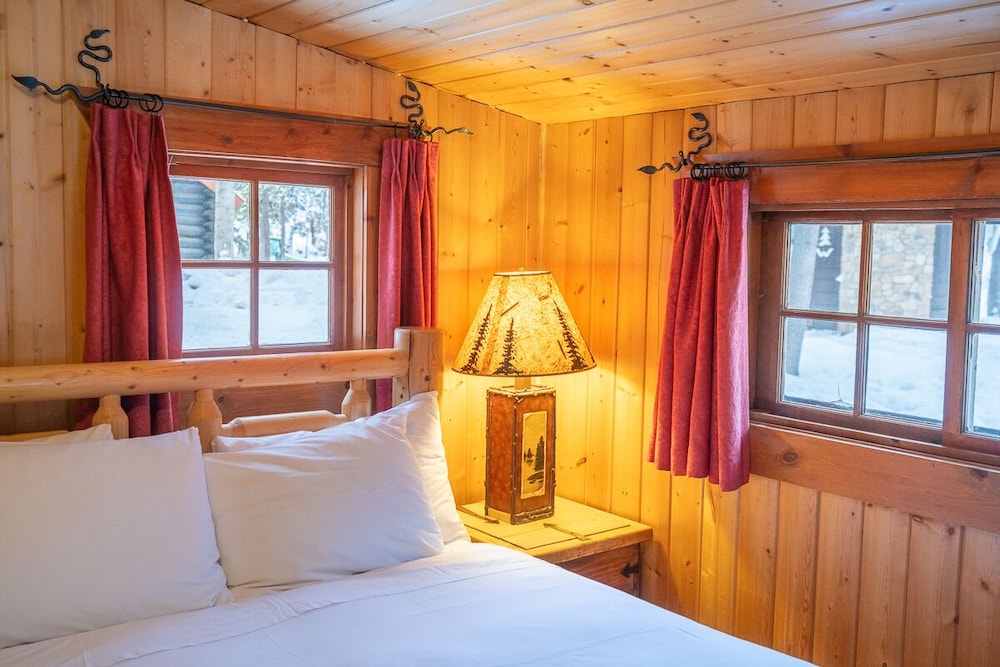 Storm Mountain Lodge Cabins & Dining