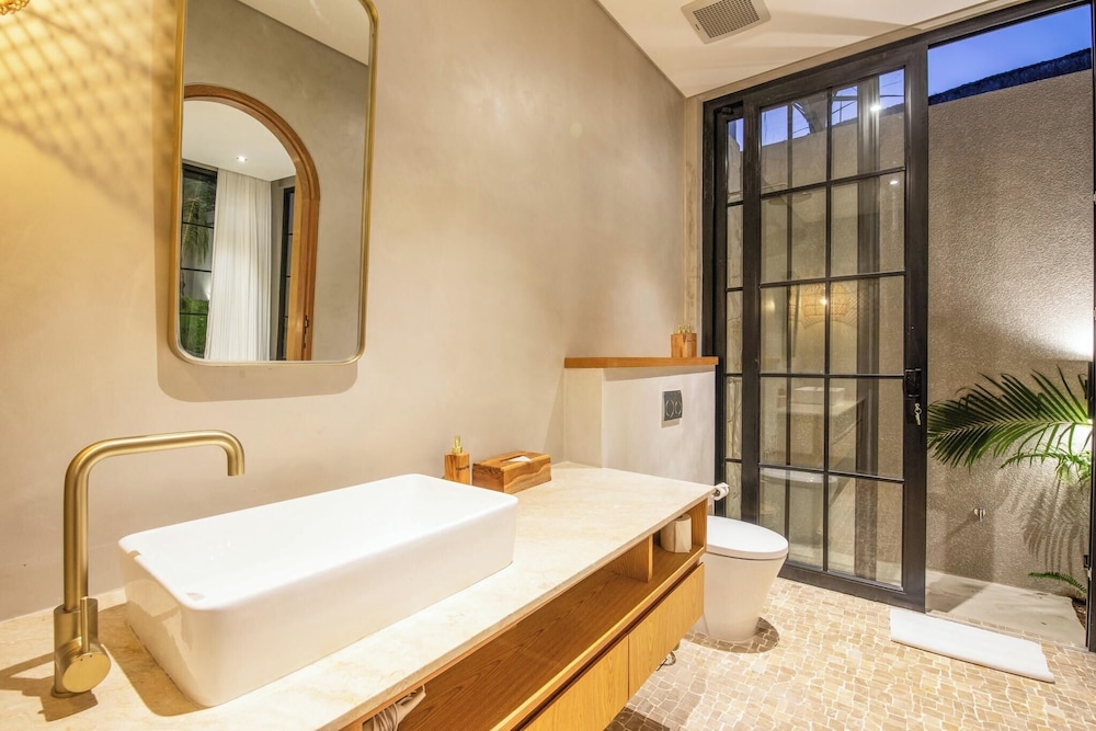 Stylish 5BR Boho Hideaway, 5 Minutes Bingin Beach
