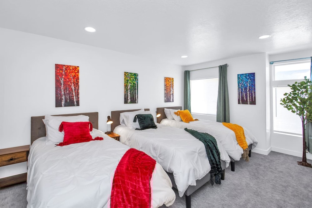 Bear Lake Table Downtown Garden City Townhome