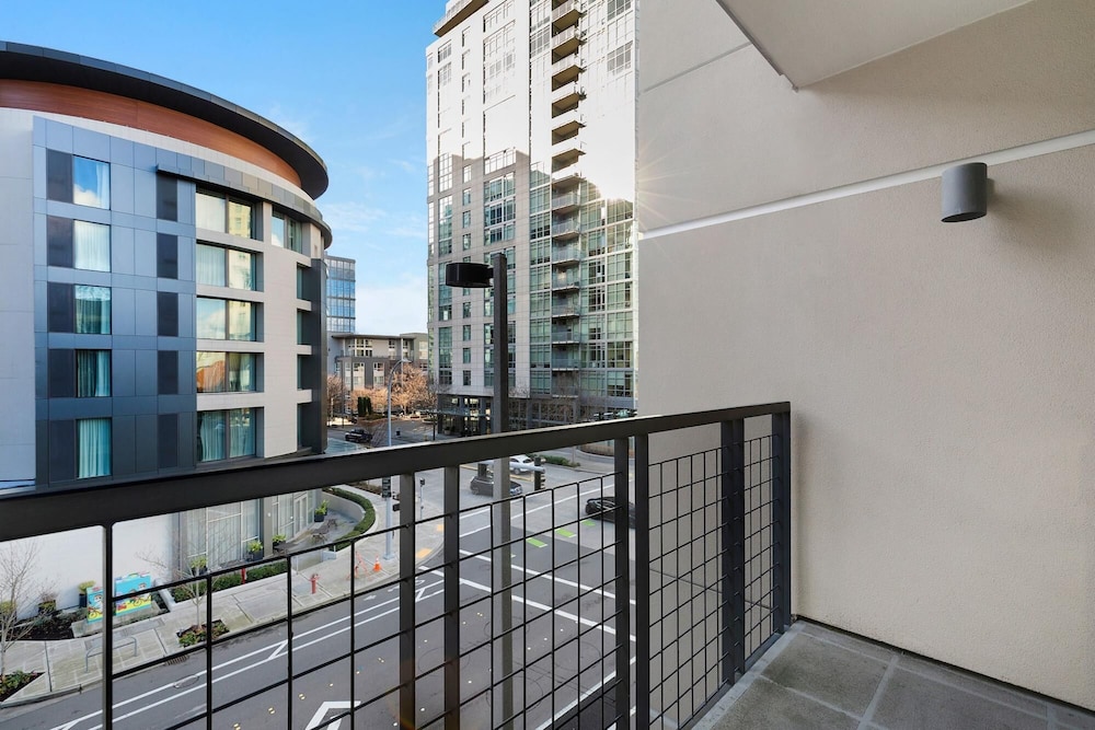 Seattle Vacations - Bellevue Spacious 2BD 2BA Apartment - Property Image 1