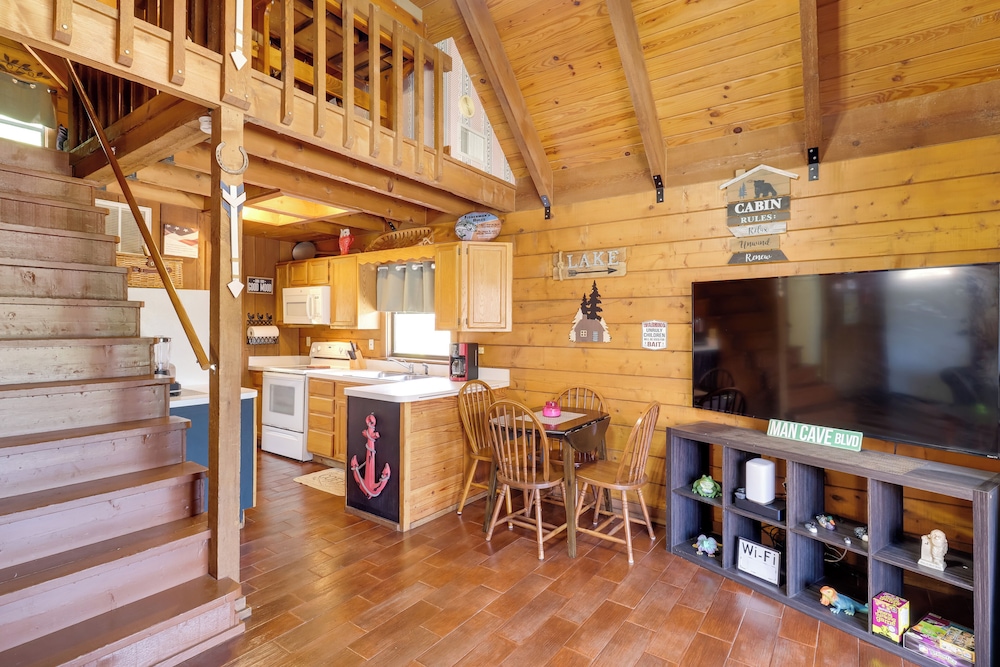 Access to Lake Okeechobee: Cabin w/ Perks!