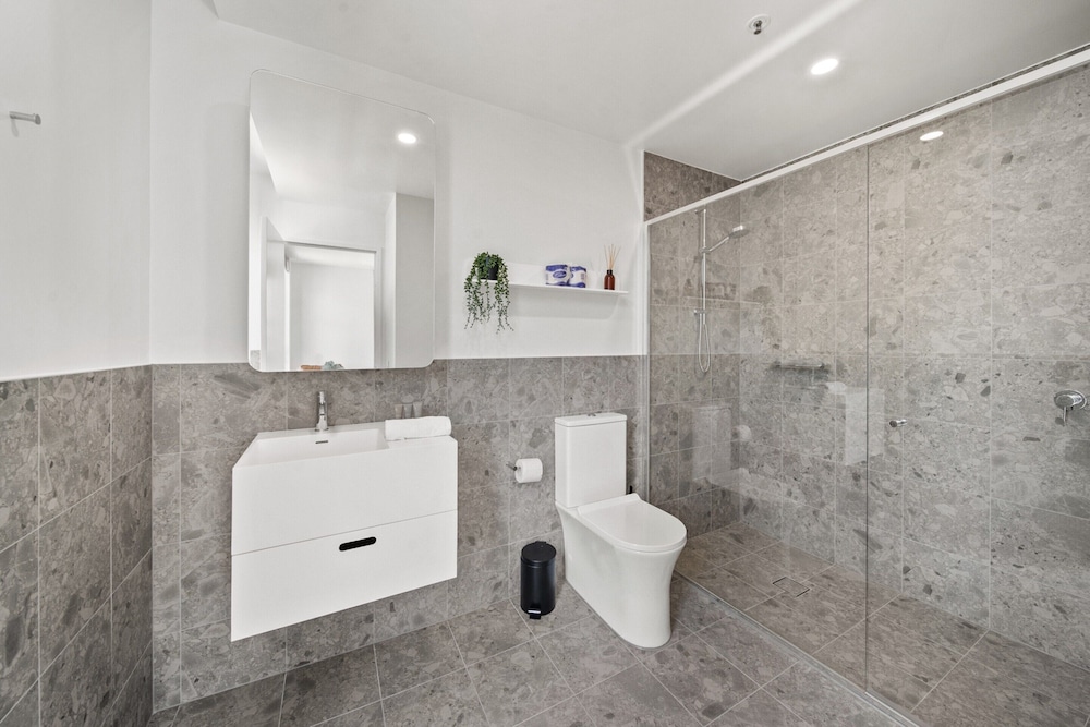 Bright 2-bed Apartment With Gym, BBQ & Pool Access