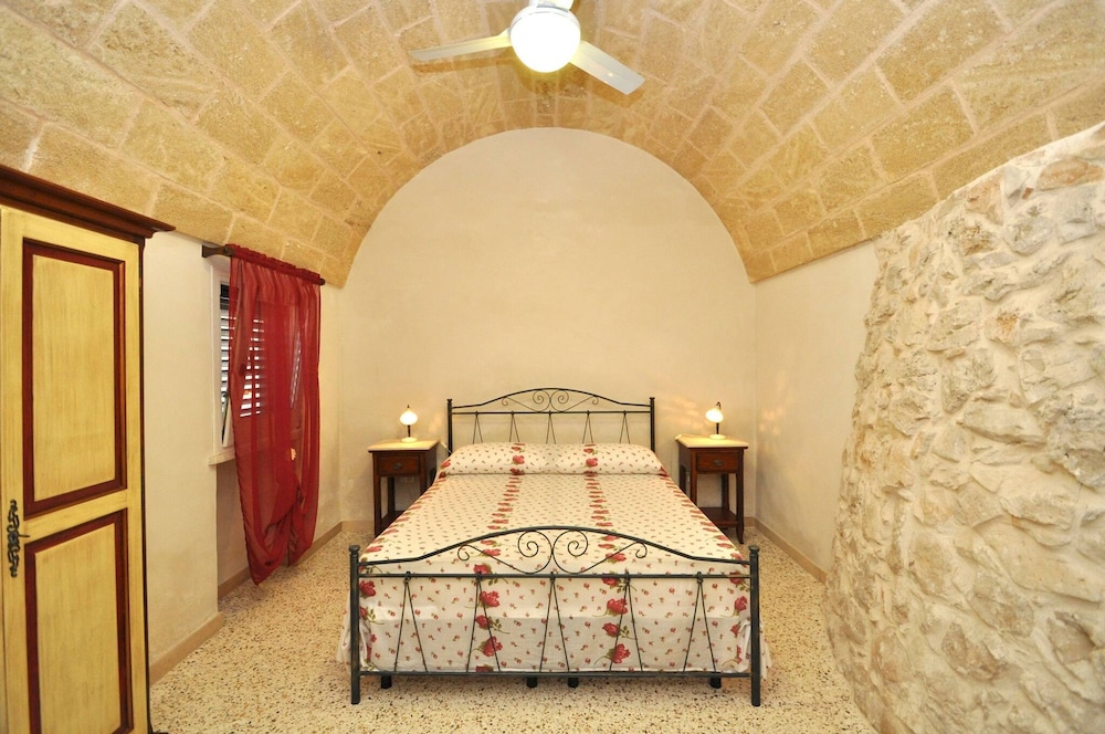 Trullo dei Beneficati a Pochi Metri dal Mare