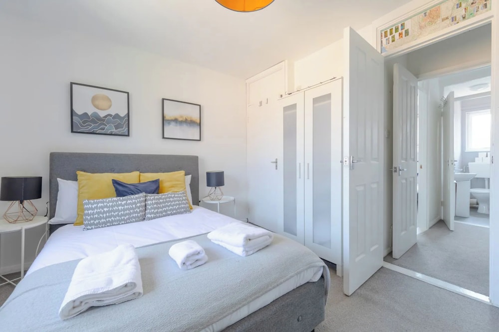 Lovely 4 Bed House w Garden, 1 Stop to Waterloo