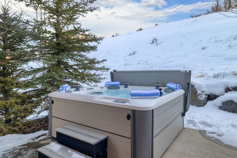 Abigail Drive Year-round Retreat With Hot Tub Near Park City Adventures Skiing