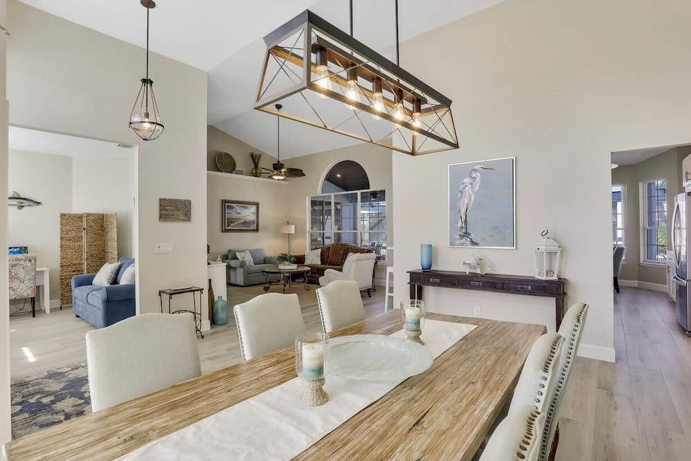 Lovely Pet-friendly Waterfront Home With Pool and Dock view 3