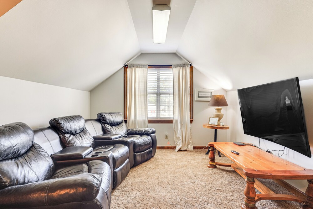 10 Mi to Mobile Bay: Family Apt in Silverhill!