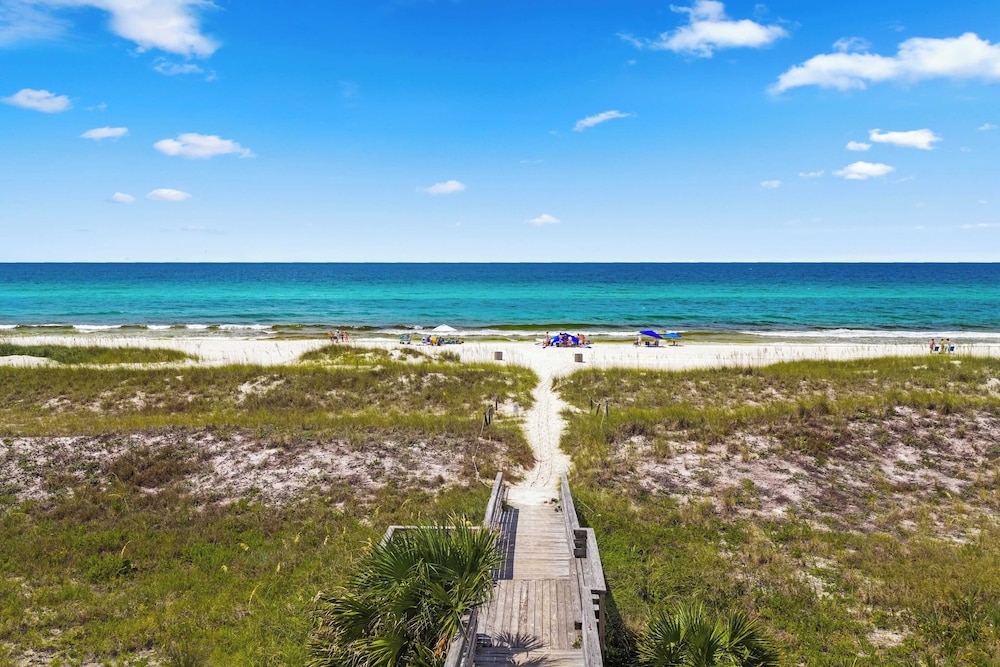 Gulf Views, Pool, Rooftop Lounge & Private Beach Heavenly Day by Avantstay