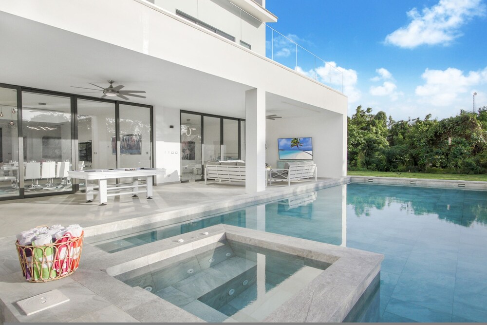 Brand New All-inclusive Villa in Cap Cana With Pool Jacuzzi Chef Butler Maid Golf Cart