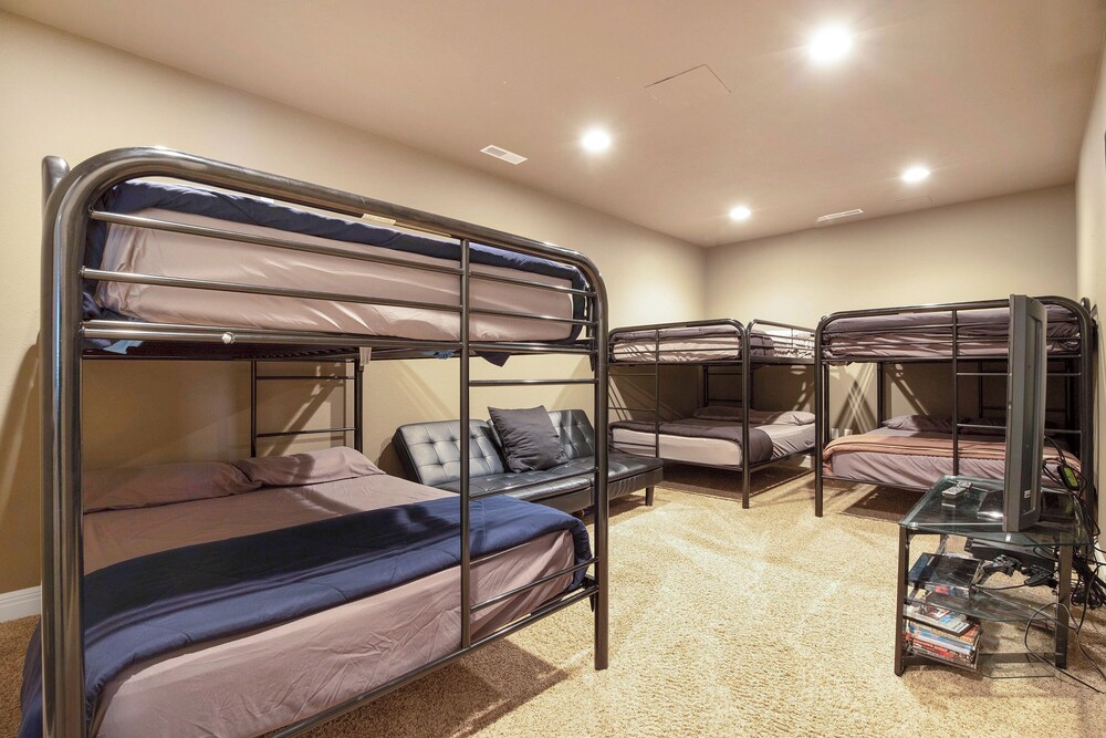 Huge! Sleeps 30-kayaks, Pedal Boat & Paddle Boards