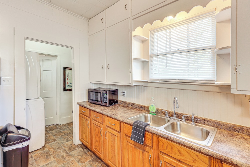 < 1 Mi to Historic Dtwn Texarkana: Charming Home!