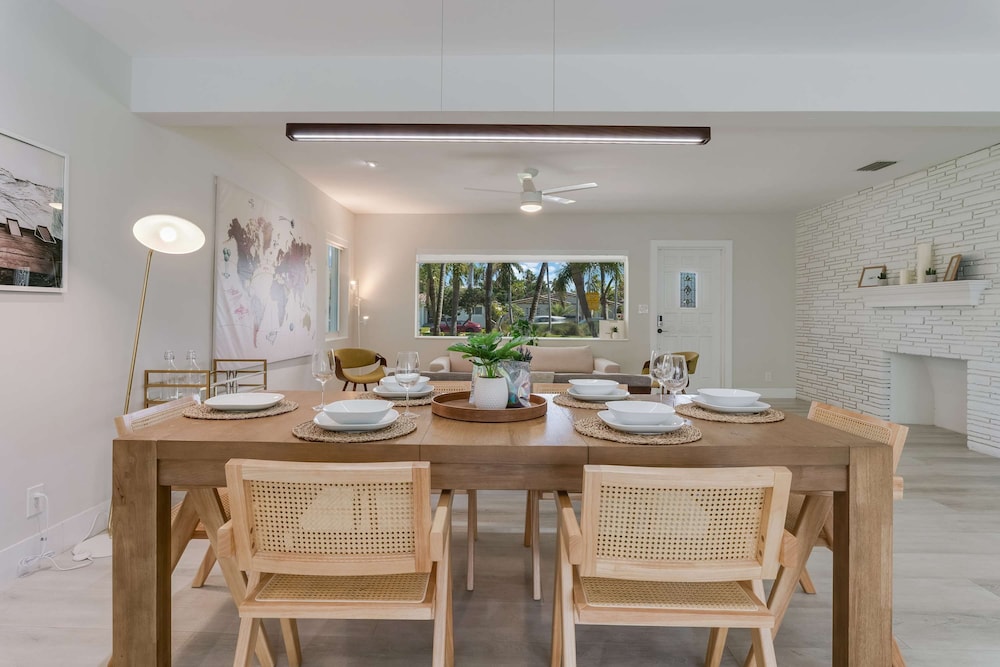 Sunshine Edit- Contemporary Yard and Near Beach