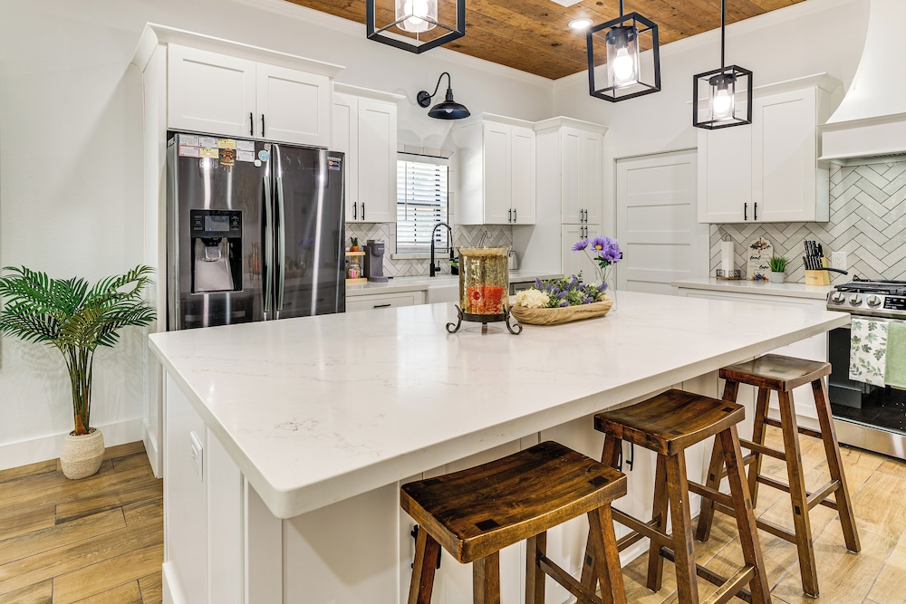 1 Mi to Dtwn Brenham! 'the Bell & Bloom Cottage'