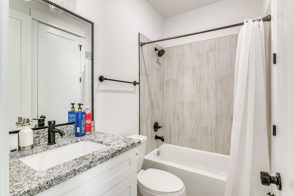 7 Mi to The Galleria: Modern Home w/ Fenced Yard