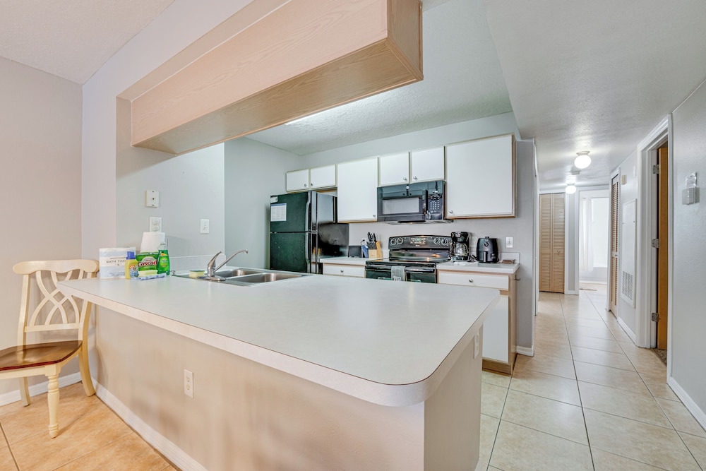 7 Mi to Disney: Condo w/ Pool & Hot Tub Access!