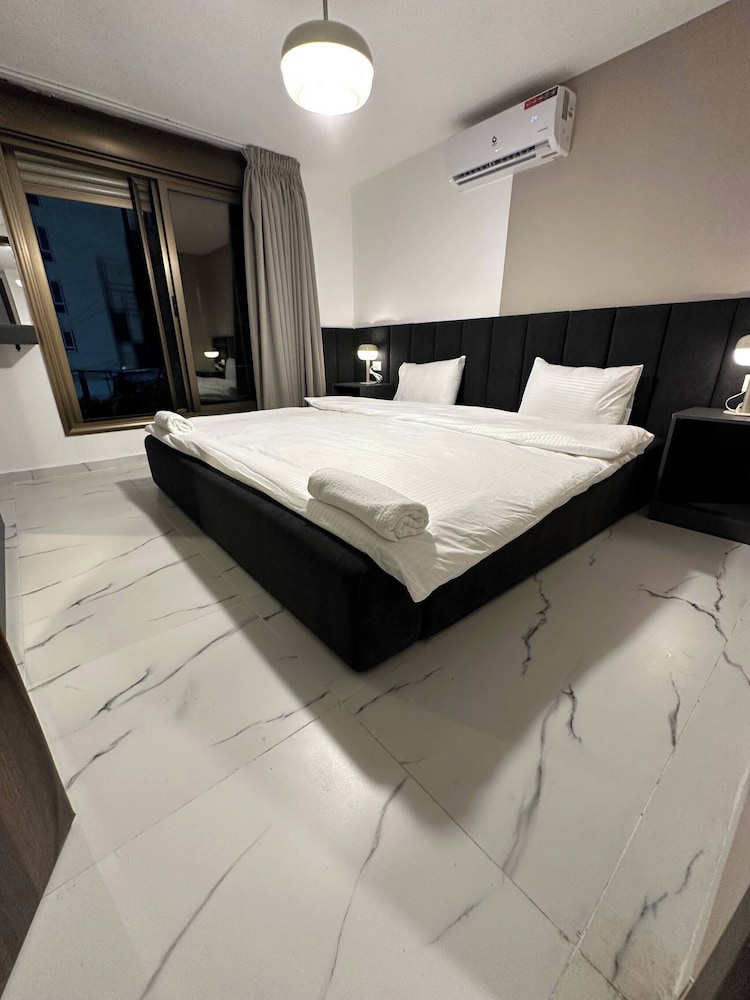 Stylish Luxe Apartment Fr 0006
