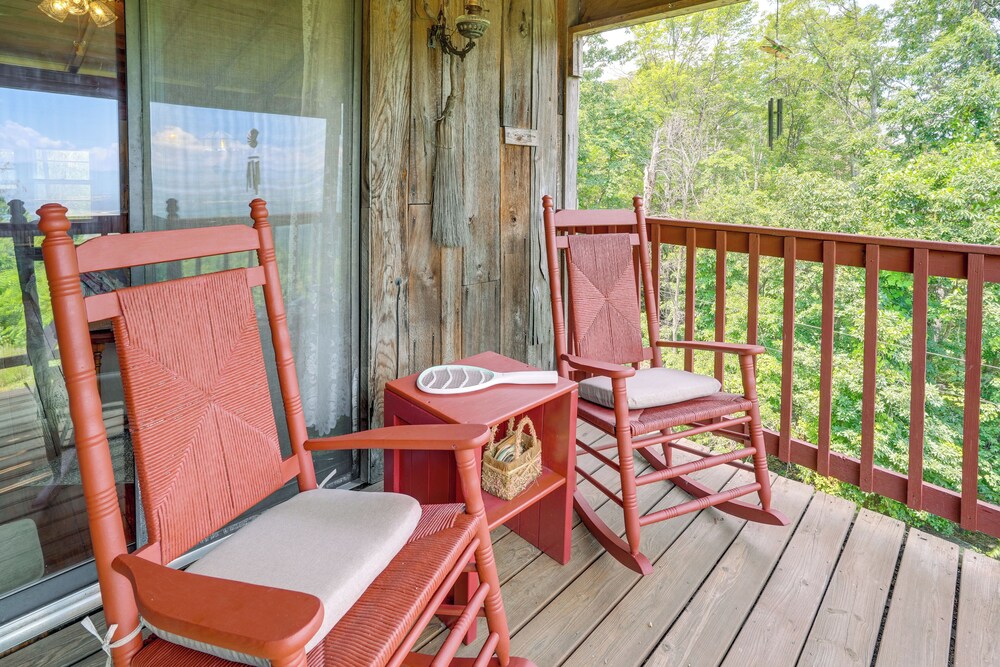 Cozy Luray Cabin w/ Views: Near Hiking Trails!