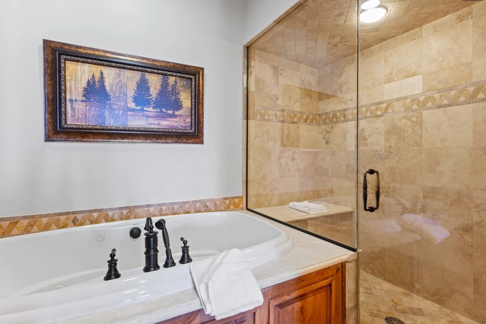 Grand Lodge - 3 Bedroom Deluxe #206 - Ski-in/out 3 Condo