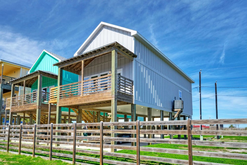 Sleeps 26 2 Homes w/ Waterfront Pool + Boat Dock Laguna Village Escape