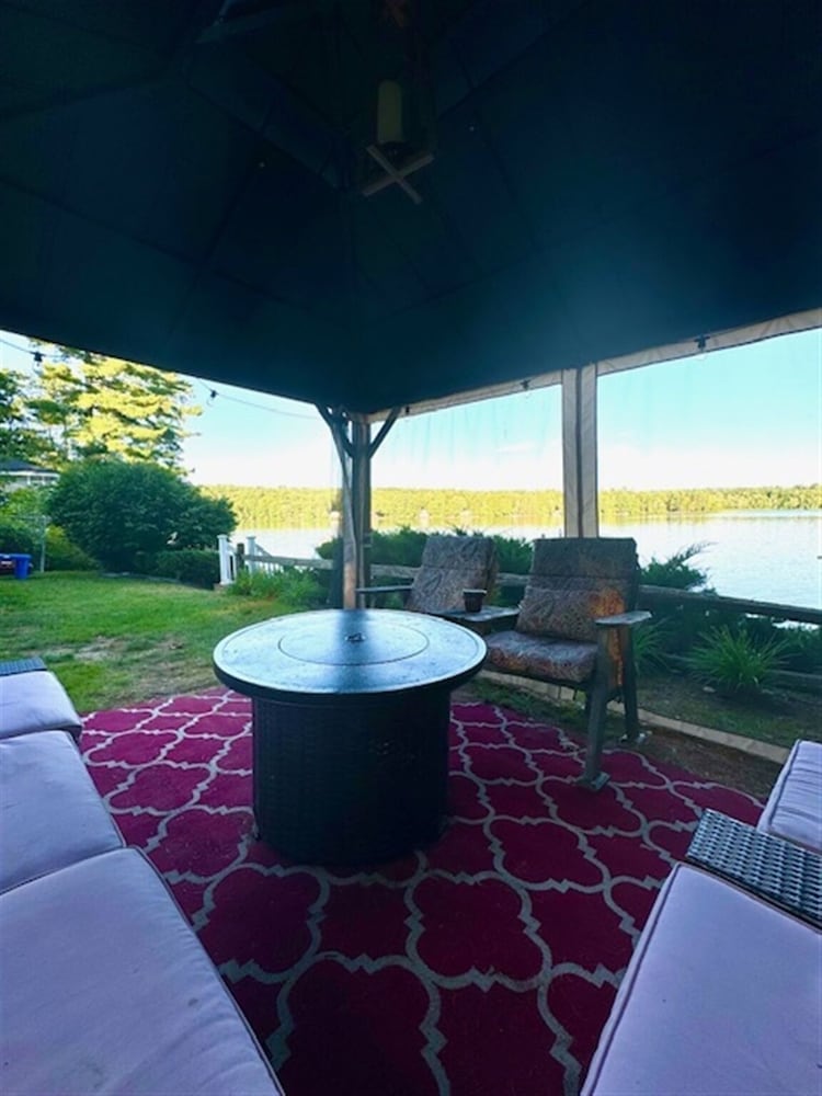 Annabessacook Retreat Limit 8 3 Bedroom Home by RedAwning view 4
