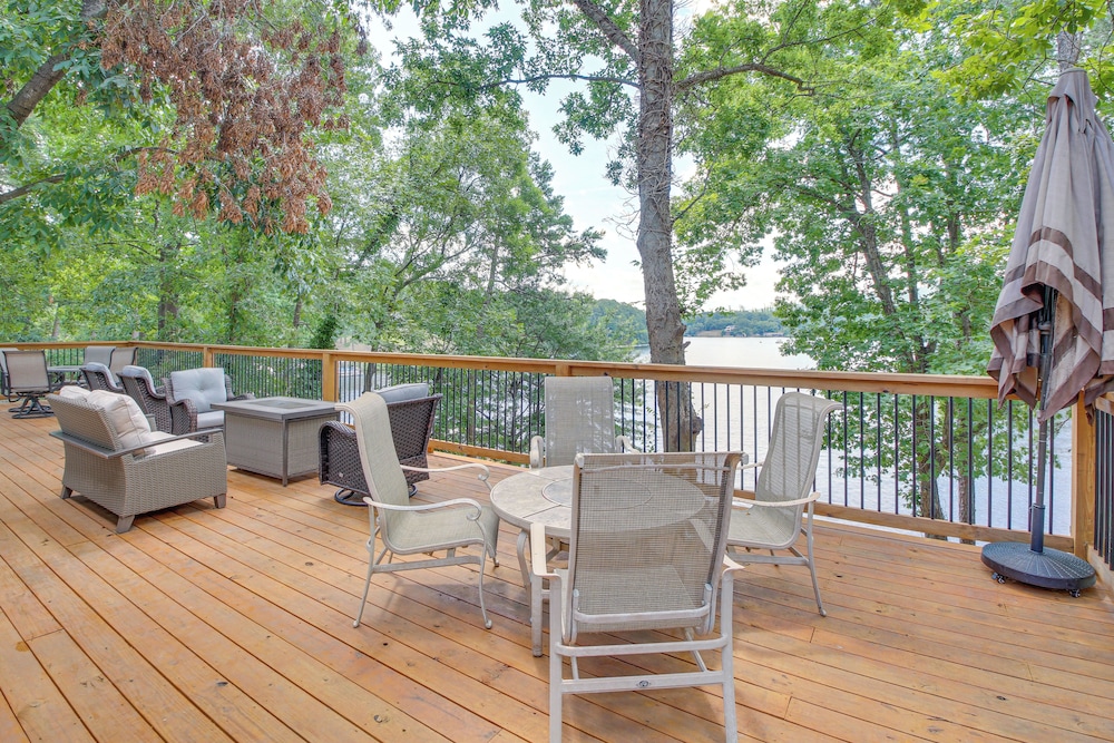 Lake Hamilton Views: Hot Springs Family Home!