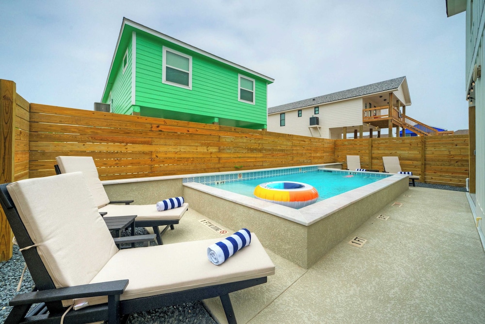 Sleeps 24 2 Homes, Priv Pool, Swing Bar, Patio Lounge Near Nature Preserve