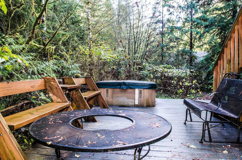 Snowline Cabin #34 - Great English Tudor-style Home With hot Tub! Now With Wifi! view 5