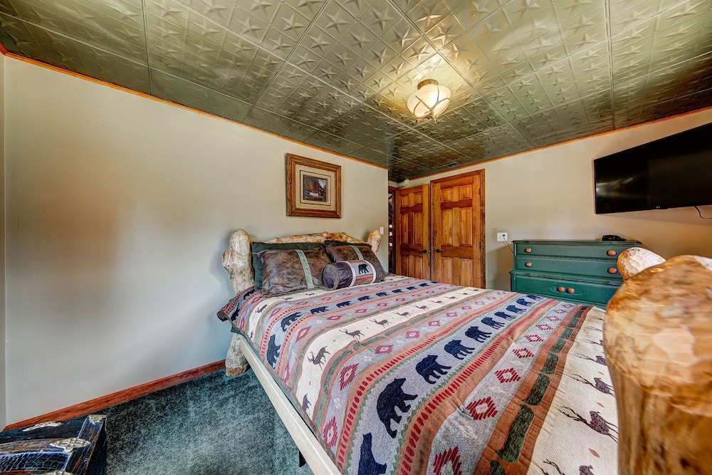 Longs Peak Cabin - Monthly Long-term Vacation Rental 30 Days -- Estes Park 3 Bedroom Cabin by RedAwning - Property Image 28
