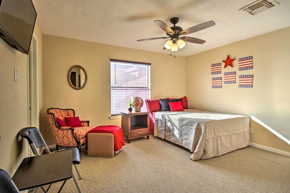 Quiet Rental w/ Balcony: 14 Mi to Downtown Houston view 3