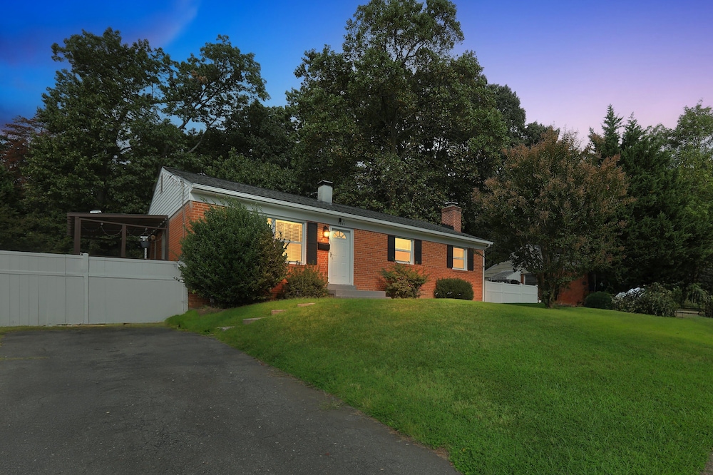 Spacious Getaway Near Dc & Potomac River 3 Bedroom Home