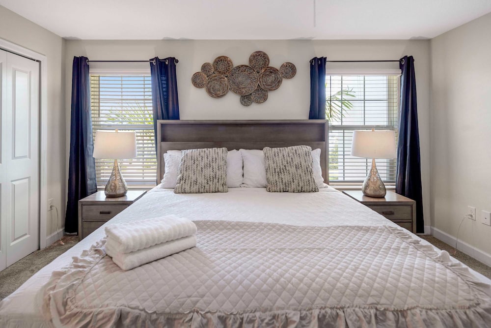 Stylish 4BR Pool Townhome Storey Lake