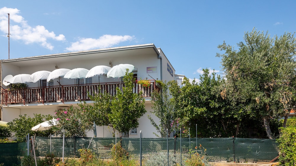 A2 apt Near Beach w Patio, Parking and Grill view 4