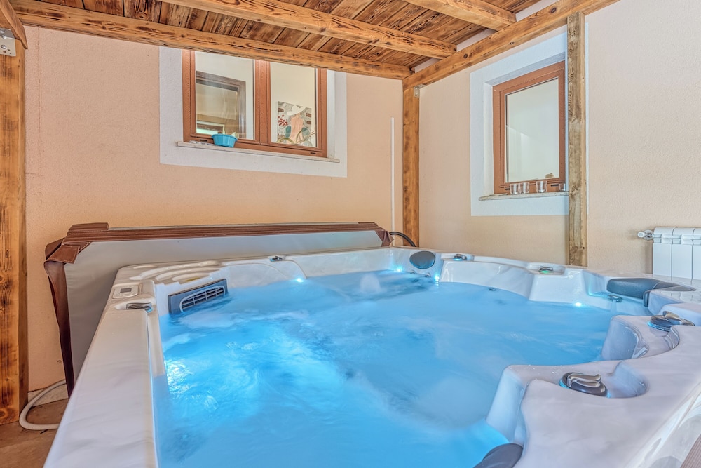 Villa Simac With Pool and Whirlpool