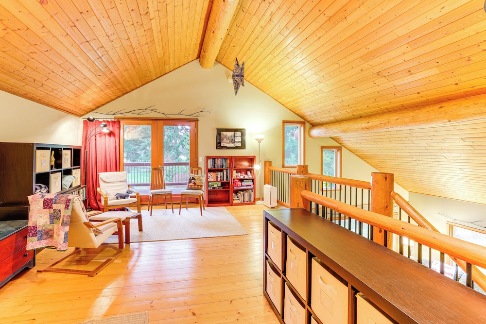 11 Mi to Olympic NP: Port Angeles Retreat w/ Deck