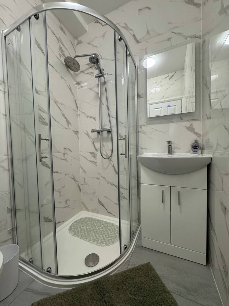 Charming Wallington Apartment With Hot Tub