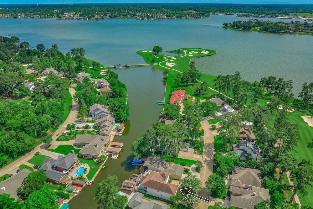 Dock & Outdoor Entertainment: Home on Lake Conroe