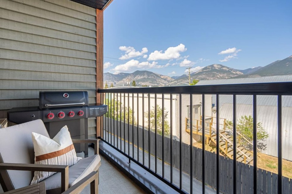 The Grizzly House No Service Fees Patio BBQ