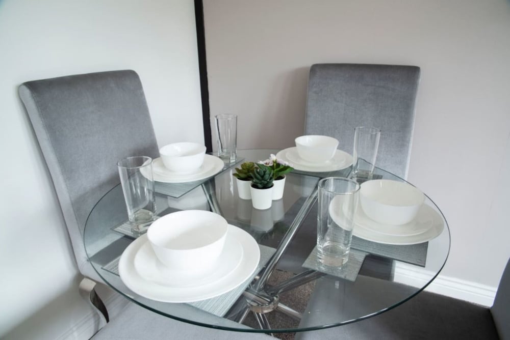 Contractorscleancharming 2-bed House in Coventry view 2